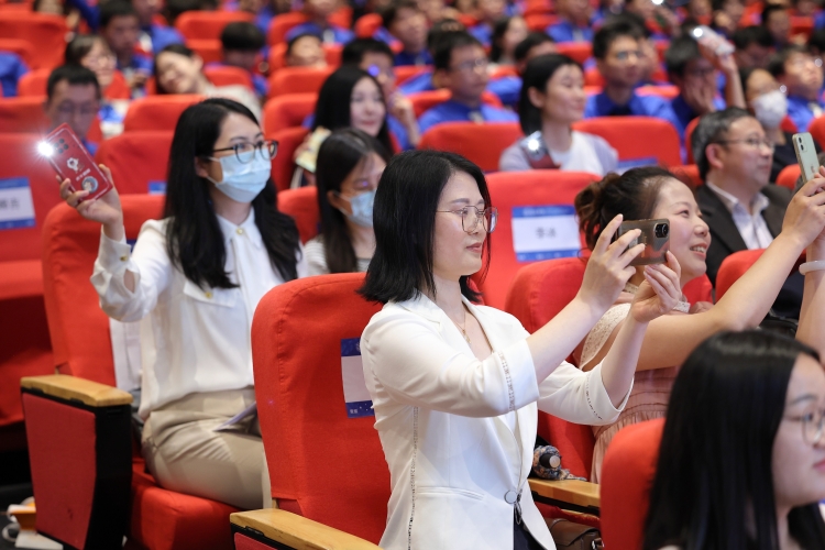 狠狠综合久久久久综合网浪潮狠狠综合久久久久综合网浪潮，新闻资讯网站小编深度解析
